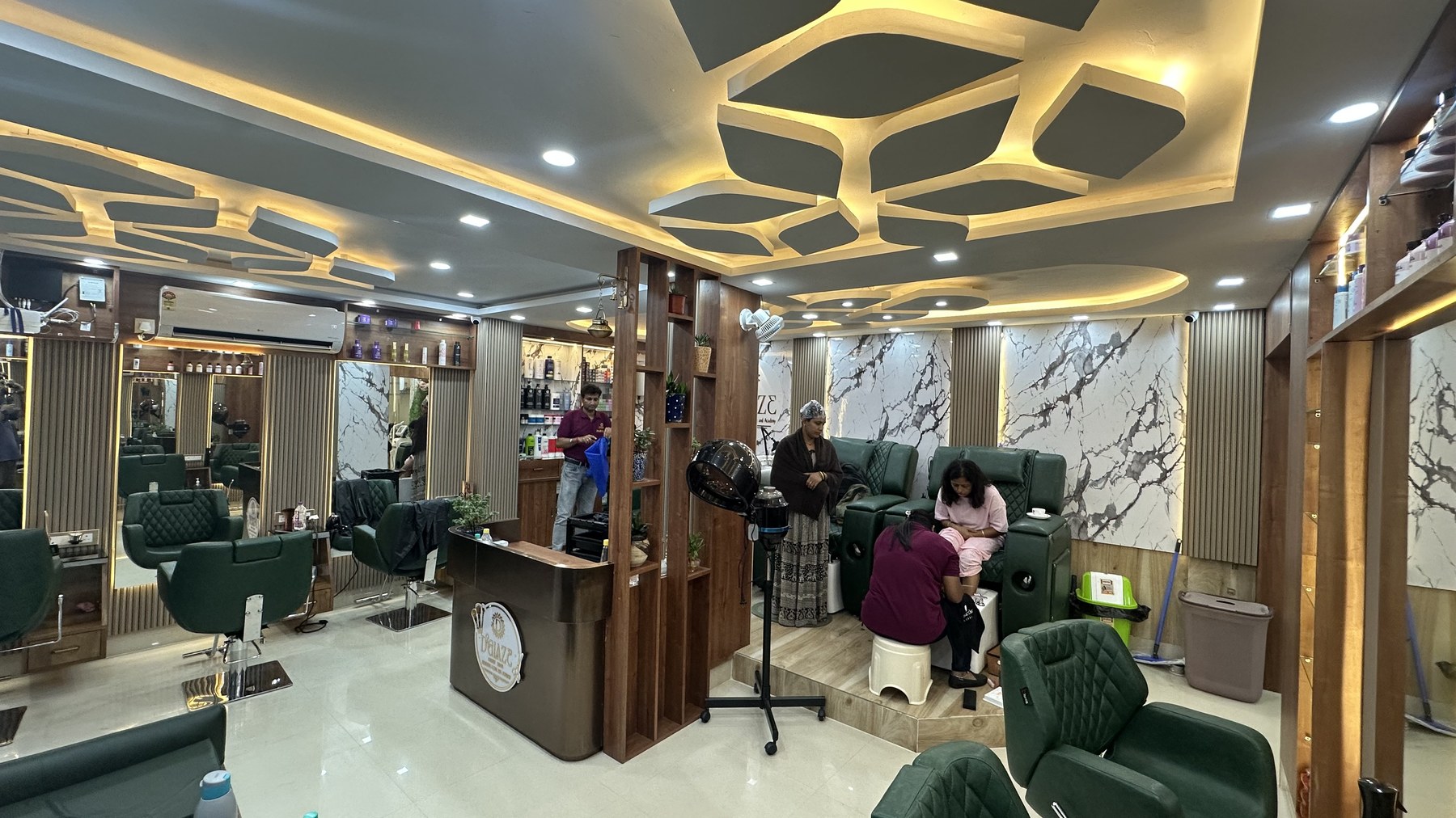 Guests at D'Glaze salon, Kolkata