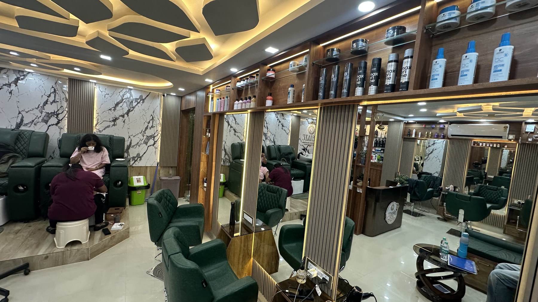 D'Glaze salon with styling stations and mirrors, Baguiati Kolkata
